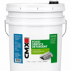 Paila blanca de 5 galones con tapa y dispensador de bomba blanco, presentada sobre un fondo completamente blanco. En el frente lleva una etiqueta CMX de aproximadamente 6 × 10 pulgadas con diseño en verde, azul y blanco que identifica el producto Food Service Detergent para cocinas comerciales. La etiqueta destaca que es biodegradable, corta grasa y suciedad, y es suave para las manos. El envase tiene asa metálica y una apariencia limpia, moderna y profesional para uso industrial y de servicio de alimentos.