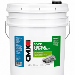 Paila blanca de 5 galones con tapa y dispensador de bomba blanco, presentada sobre un fondo completamente blanco. En el frente lleva una etiqueta CMX de aproximadamente 6 × 10 pulgadas con diseño en verde, azul y blanco que identifica el producto Food Service Detergent para cocinas comerciales. La etiqueta destaca que es biodegradable, corta grasa y suciedad, y es suave para las manos. El envase tiene asa metálica y una apariencia limpia, moderna y profesional para uso industrial y de servicio de alimentos.